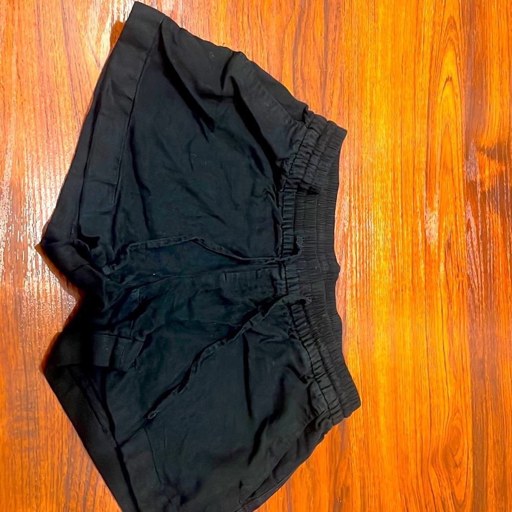 Black Comfy shorts with stretchy waistband🖤🤍